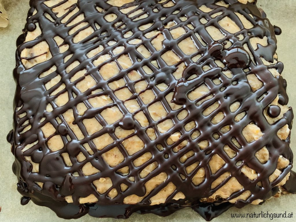 Die Dattel-Nuss-Schnitte kann noch mit Schokolade glasiert werden.